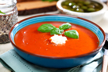 Frische Bruschetta mit Tomatensuppe 