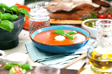 Frische Bruschetta mit Tomatensuppe 