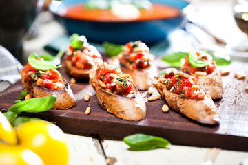 Frische Bruschetta mit Tomatensuppe 