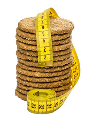 Galletas integrales de avena sobre fondo blanco