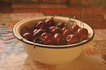 Черешня в тарелке на столе крупным планом
