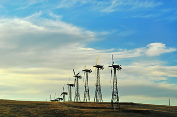 California: una fila di turbine eoliche in un campo il 16 giugno 2010. La California è ricca di...