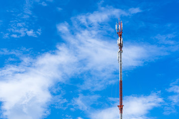 Obraz premium Communication antenna tower wireless technology with blue sky