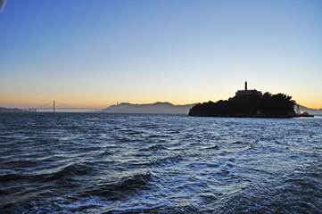 L'isola di Alcatraz nella Baia di San Francisco al tramonto il 7 giugno 2010. L'isola ha ospitato la prigione federale fino al 1963 e ora fa parte dell'area del Golden Gate National Recreation
