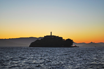 Obraz premium L'isola di Alcatraz nella Baia di San Francisco al tramonto il 7 giugno 2010. L'isola ha ospitato la prigione federale fino al 1963 e ora fa parte dell'area del Golden Gate National Recreation