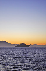 Fototapeta premium L'isola di Alcatraz nella Baia di San Francisco al tramonto il 7 giugno 2010. L'isola ha ospitato la prigione federale fino al 1963 e ora fa parte dell'area del Golden Gate National Recreation