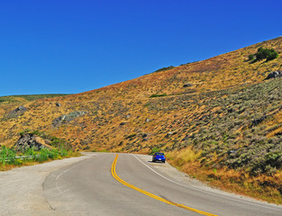 California: una macchina sulla strada per Bodega Bay nella Contea di Sonoma il 13 giugno 2010. La Costa di Sonoma ha una strada panoramica spettacolare lungo la Highway 1