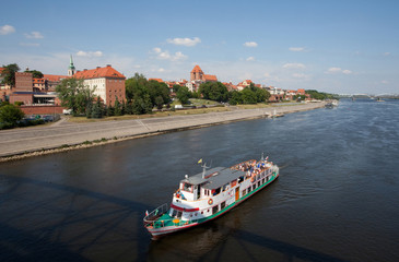 Widok z mostu na panoramę, rejs statkiem po Wiśle, Toruń, Polska,
Panorama of Torun - Vistula river, Poland  - obrazy, fototapety, plakaty