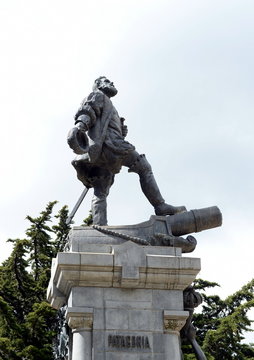 A monument to Fernando Magellan in Punta arenas.