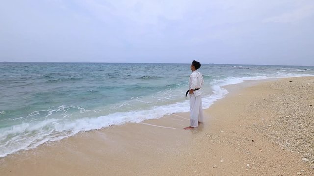南国の美しいビーチで鍛える男性