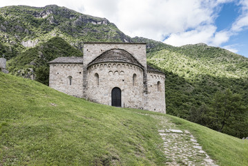 Fototapeta na wymiar Basilica di San Pietro al Monte