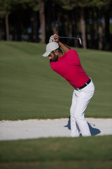 Obraz premium golfer hitting a sand bunker shot