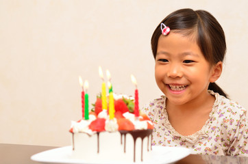 お誕生日パーティーを楽しむ女の子