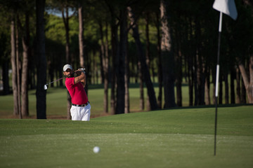 Obraz premium golfer hitting a sand bunker shot