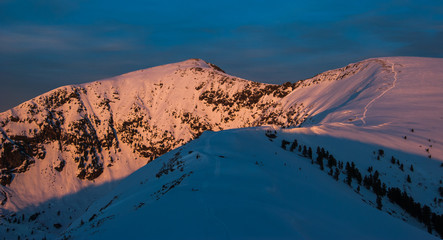 Naklejka premium Peak Cherskogo illuminated rays of spring sun