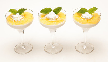 Dessertgläser mit Joghurtcreme und frischer Ananas
