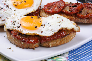 Sandwich with dried tomatoes and egg