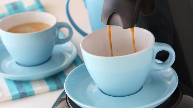 Kaffeetasse wird mit einer Pad Maschine bef&uuml;llt
