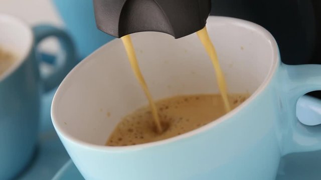 Kaffeetasse wird mit einer Pad Maschine bef&uuml;llt