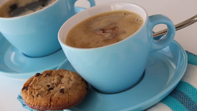 Tasse mit gekochtem Kaffee in die Milch und Zucker zugegeben wird