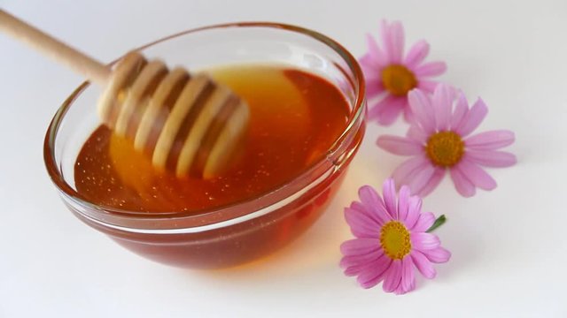 Honig und Bl&uuml;ten mit Honigl&ouml;ffel
