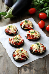 pizzette di melanzane cotte in forno con pomodoro e mozzarella