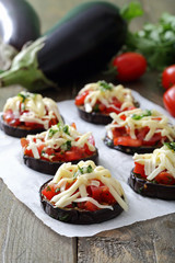 pizzette di melanzane cotte in forno con pomodoro e mozzarella
