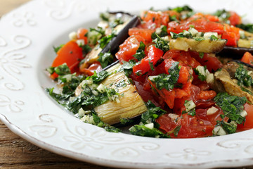 insalata di melanzane e pomodoro con erbe