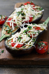 melanzane cucinate con pomodoro e formaggio sfondo rustico