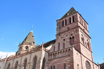 Fototapeta na wymiar Kirche am Thomasplatz in Straßburg