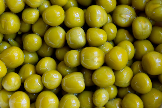 the texture of canned peas close up