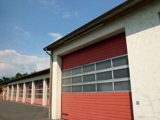 Segmenttore und Industrietore der alten Feuerwache bei blauem Himmel und Sonnenschein in Lage bei...