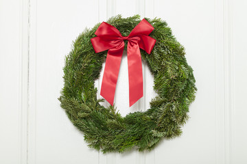Adventskranz an Tür hängend