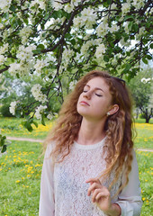 Fototapeta premium Девушка у цветущей яблони.