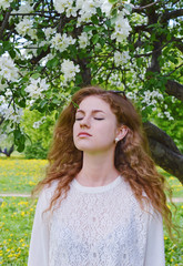 Девушка у цветущей яблони.