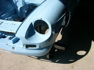 Hellblau grundierte Rohkarosse eines britischen Roadster Klassiker der Sechzigerjahre und...