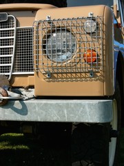 Britische Geländewagen Legende mit Schutzgitter vor dem Scheinwerfer im Beige und Khaki der Sahara...