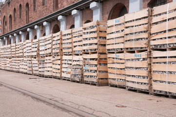 Holzkisten am Hafen