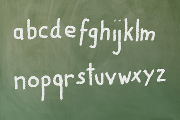 Obraz premium das Alphabet steht auf eine Tafel geschrieben