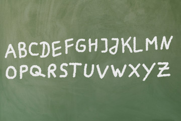 Fototapeta premium das Alphabet steht auf eine Tafel geschrieben