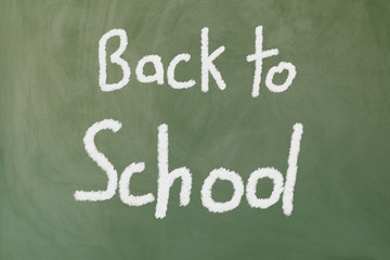 Obraz premium eine benutzte Tafel auf der geschrieben steht Back to school