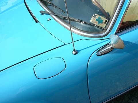 Tankdeckel eines blauen deutschen Sportwagen Klassiker der Sechzigerjahre und Siebzigerjahre bei Sonnenschein in Lage bei Detmold in Ostwestfalen-Lippe