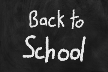 Fototapeta premium eine benutzte Tafel auf der geschrieben steht Back to school
