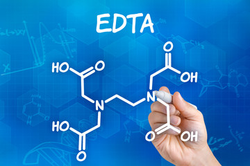 Hand mit Stift zeichnet chemische Strukturformel von EDTA