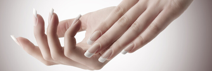Nagel ontwerp. Manicure nagellak. mooie vrouwelijke hand met kleurrijke nail art design manicure