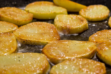  potatos circle slice on a fried pan