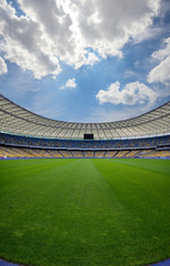 Fußballstadion, grünes Gras, blauer Himmel,