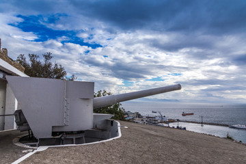 Altes Küstengeschütz am Upper Rock mit der Straße von Gibraltar im Hintergrund