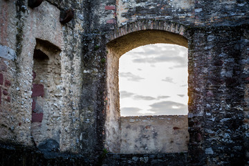 Blick durch ein Fenster der Burg Landskron in Oppenheim auf die umliegende Landschaft im Sonnenaufgang