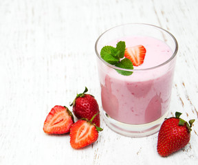 Strawberry yogurt with fresh strawberries